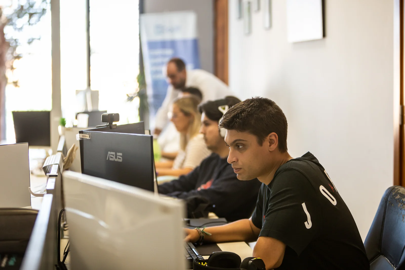 Equipo de desarrollo 10Code trabajando en proyectos de software