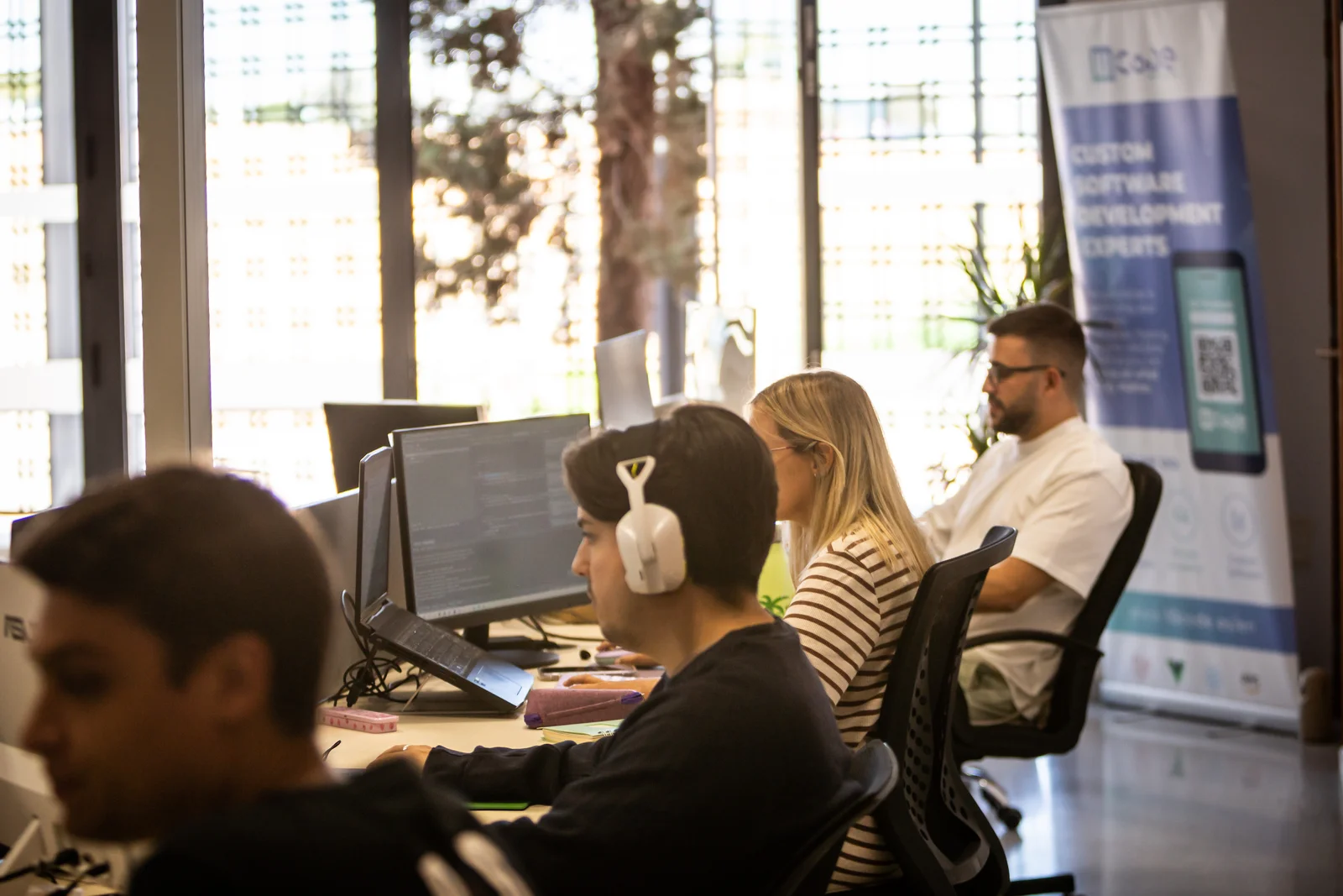 Equipo senior de desarrollo colaborando en soluciones tecnológicas